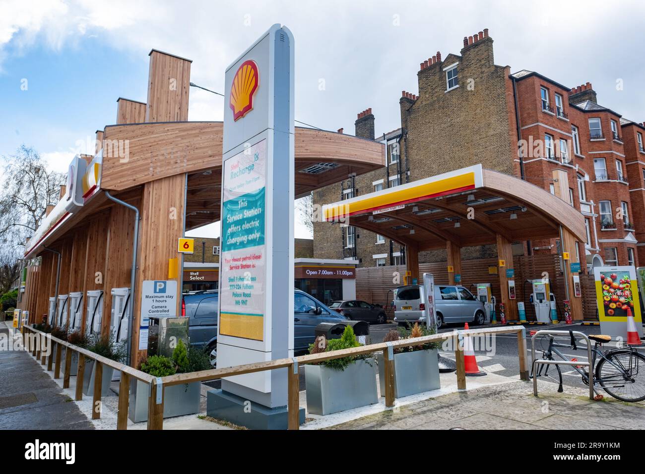 Londres, avril 2023 : station de charge électrique Shell recharge sur Fulham Road dans le sud-ouest de Londres Banque D'Images