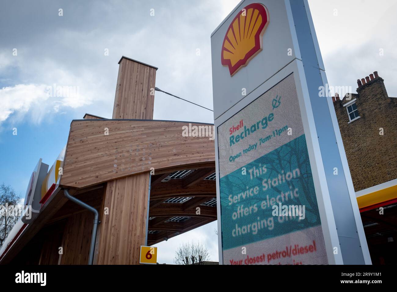 Londres, avril 2023 : station de charge électrique Shell recharge sur Fulham Road dans le sud-ouest de Londres Banque D'Images