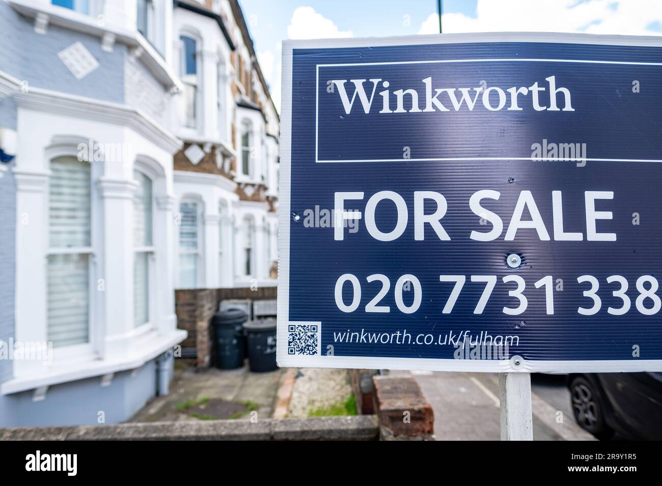 LONDRES- AVRIL, 2023: Winkworth agent immobilier à vendre signe dans la zone de Parsons Green de SW6, Fulham sud-ouest de Londres Banque D'Images
