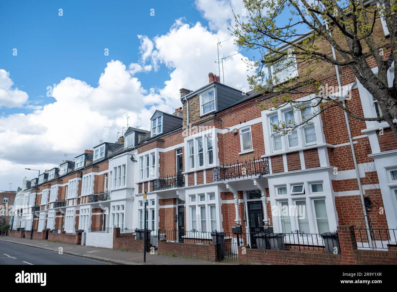 LONDRES- AVRIL 2023: Rue de maisons mitoyennes au large de New Kings Road dans la zone de Parsons Green de SW6 sud-ouest de Londres Banque D'Images
