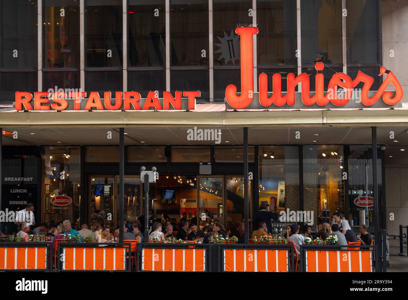 Les gens mangent dehors au restaurant Junior à Manhattan NYC Banque D'Images