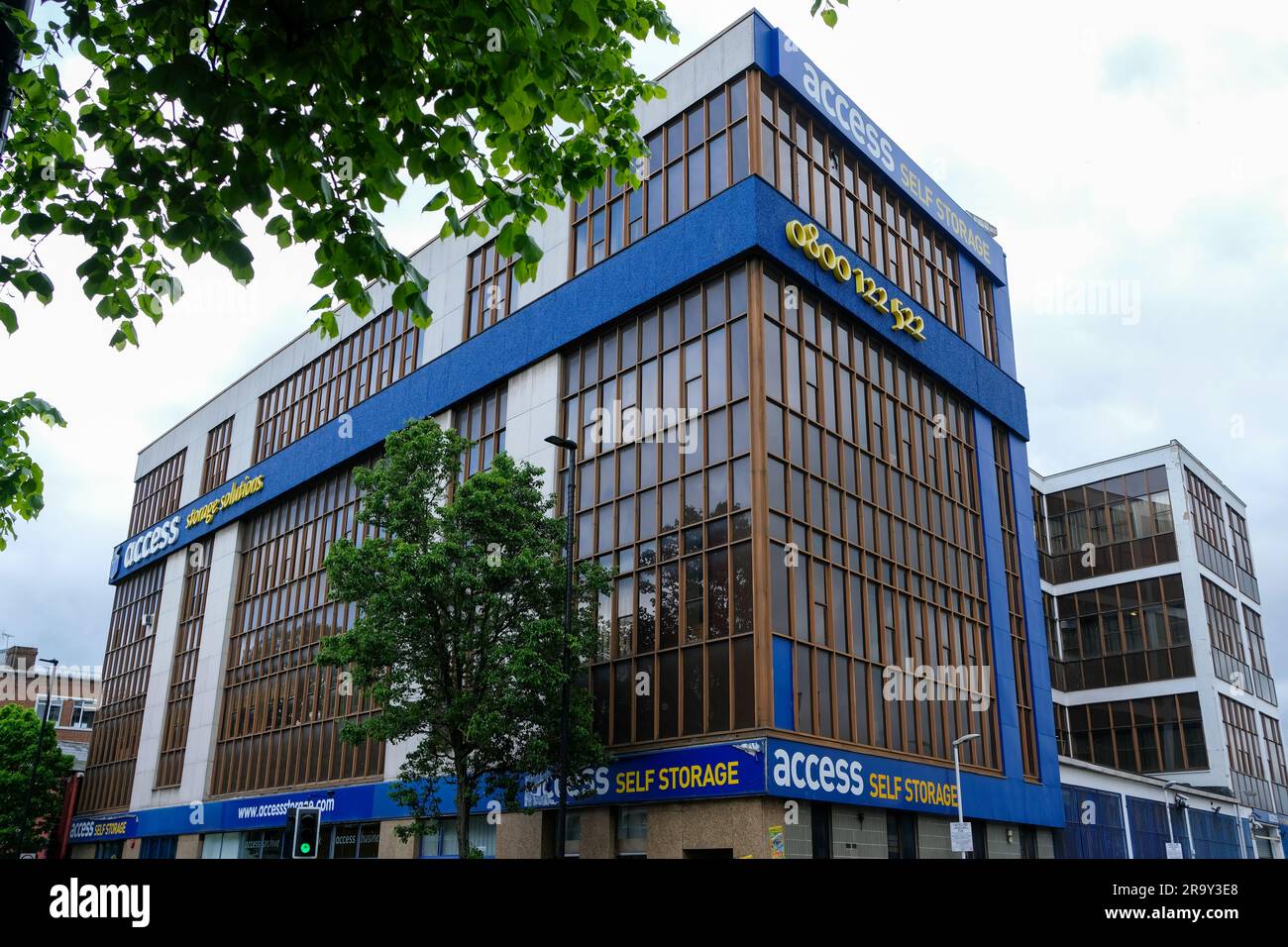 Londres - mai 2023 : accès au bâtiment de stockage à Acton Banque D'Images