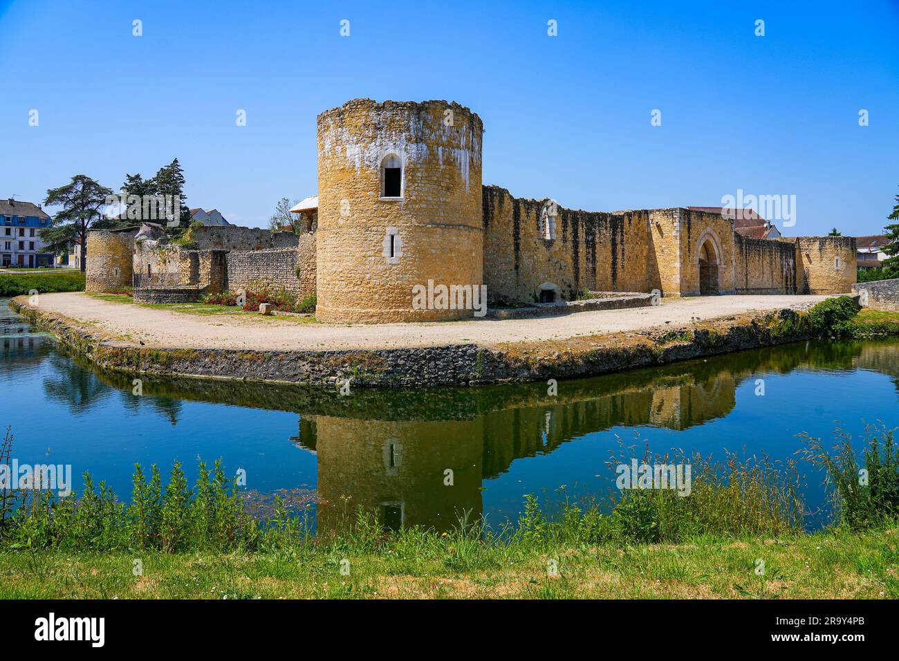 Reflet de la tour d'angle ronde du château médiéval de Brie Comte Robert dans le fossé rempli d'eau du département français de Seine et Marne i Banque D'Images