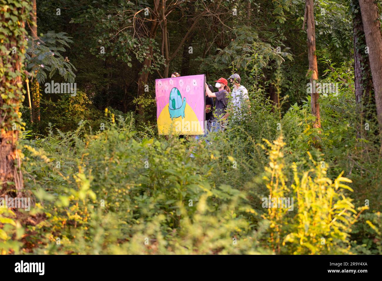 Atlanta, Géorgie, États-Unis. 28th juin 2023. Les manifestants se sont rassemblés dans le parc Gresham d'Atlanta et ont défilé près de l'emplacement d'un nouveau centre de police dans le cadre du mouvement « Stop COP City ». Au cours de la marche, Belkis Teran, la mère de l'activiste tué Manuel 'Tortuguita' Teran, a parlé de son enfant. Tortuguita a été tué par la police sur 18 janvier 2023. (Credit image: © Steve Eberhardt/ZUMA Press Wire) USAGE ÉDITORIAL SEULEMENT! Non destiné À un usage commercial ! Banque D'Images