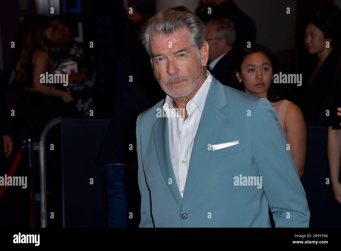 Pierce Brosnan BEI der Premiere des Netflix films « The Outlaws » im