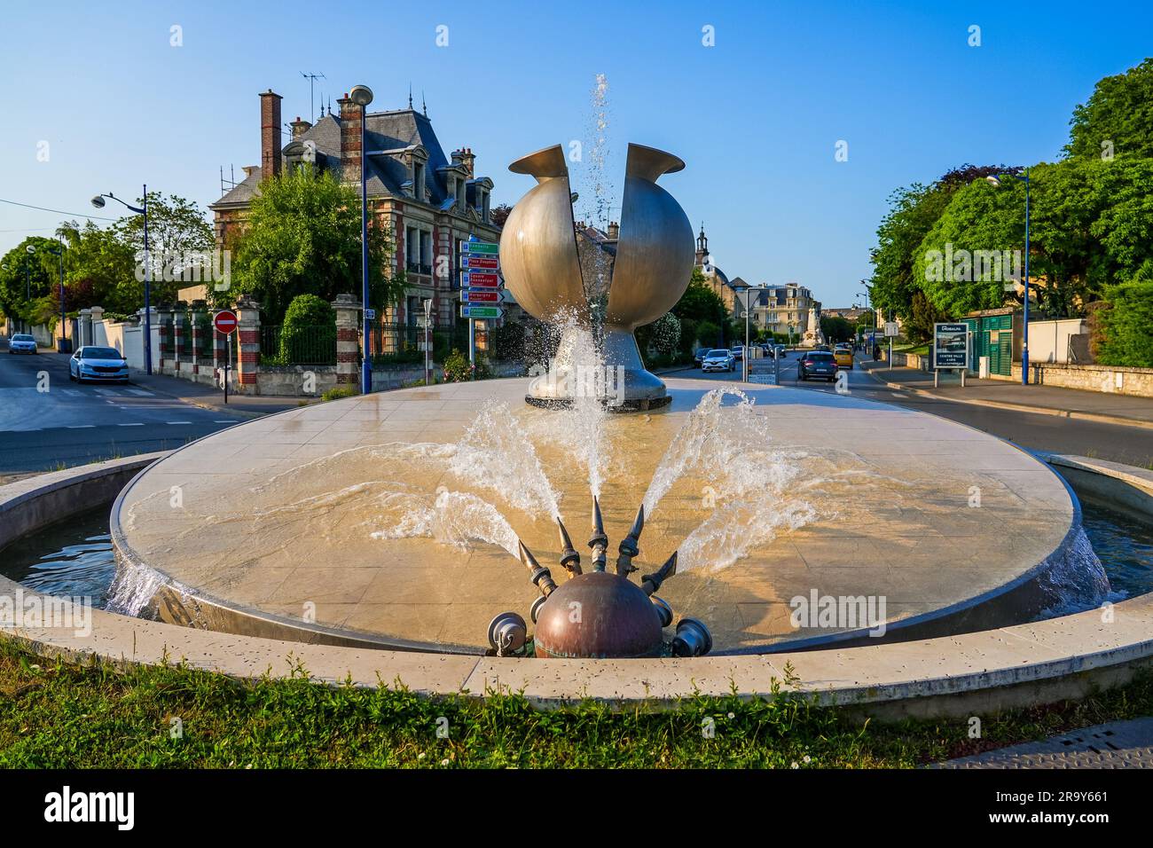 Soissons, France - 27 mai 2023 : Fontaine représentant le légendaire vase  brisé de Soissons sur un rond-point à l'entrée de cette ville située dans  Photo Stock - Alamy