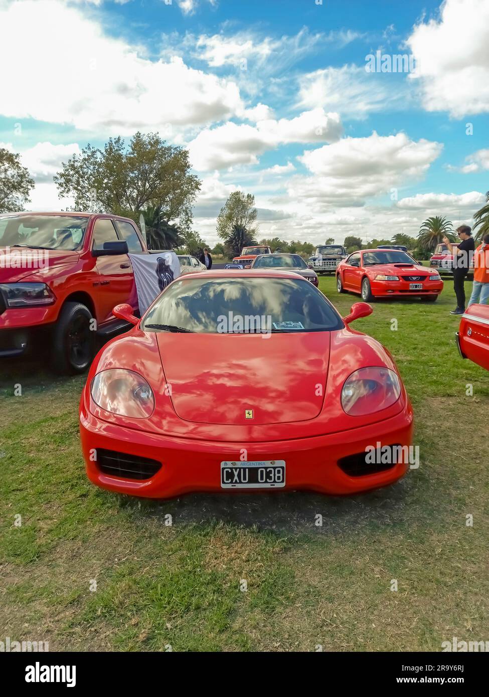Red sport Ferrari 360 Modène coupé berlinetta dans un parc. Nature, herbe, arbres. Salon automobile classique CAACMACH 2023. Banque D'Images