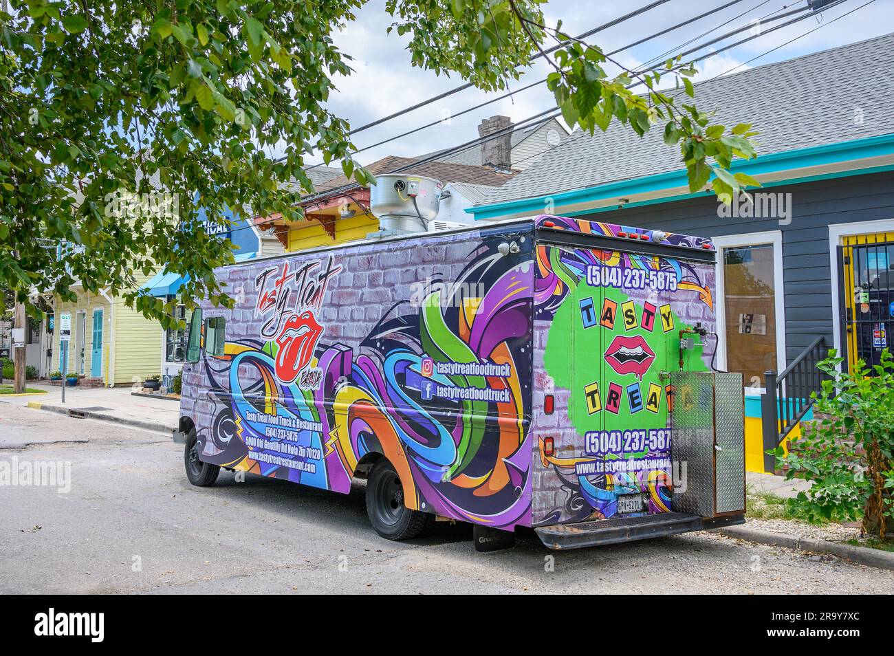 LA NOUVELLE-ORLÉANS, LA, Etats-Unis - 24 JUIN 2023 : camion de nourriture savoureux gâtés garés dans le quartier de Carrollton Banque D'Images