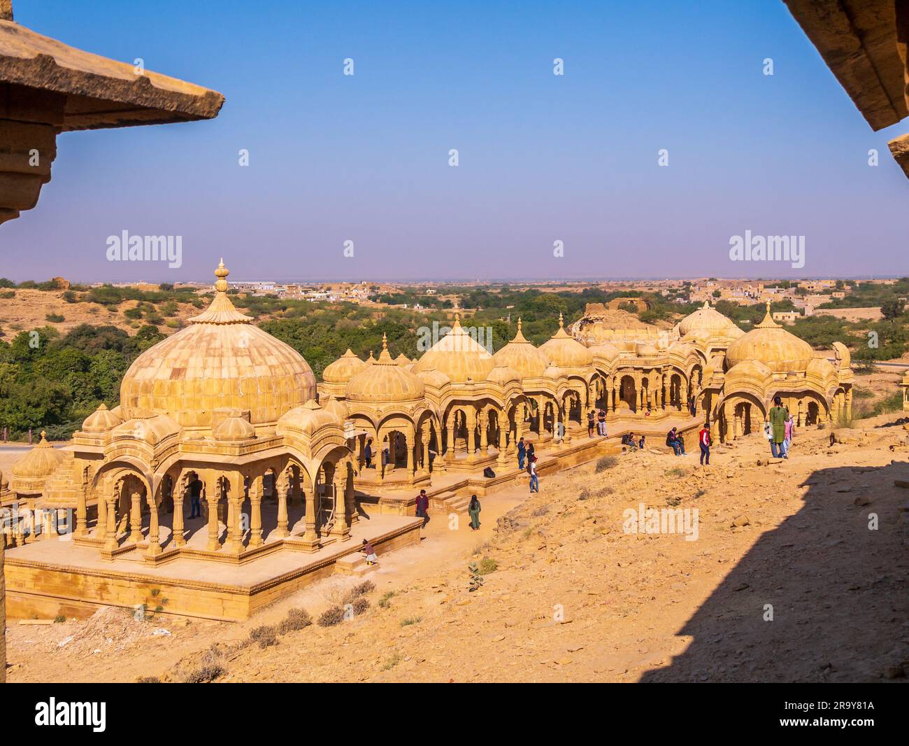 Jaisalmer, Inde - 24 décembre 2022: Bada Bagh ou Barabag, célèbre décitation touristique due aux cenotaphes des rois du Rajasthan Banque D'Images