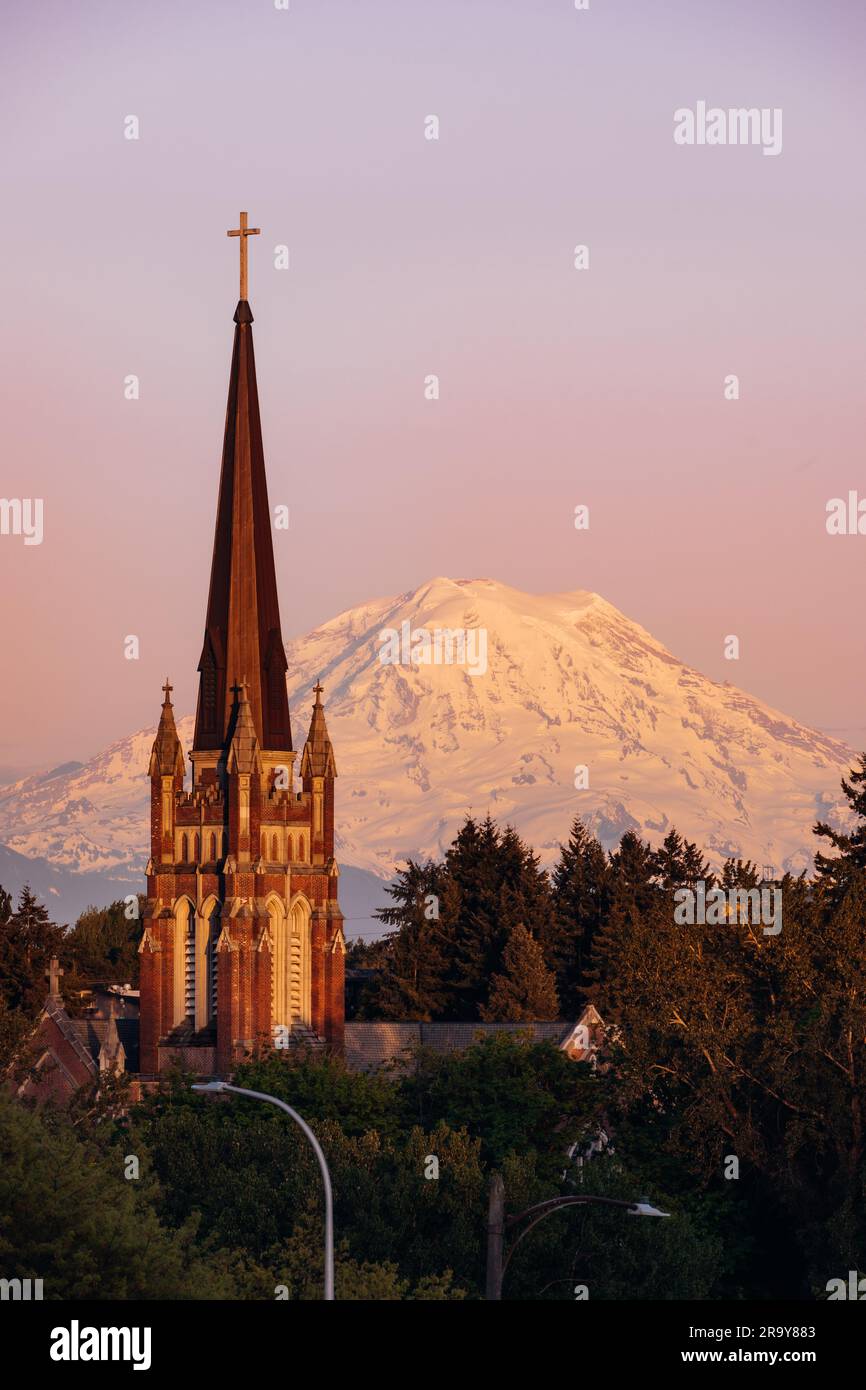 Holy Rosary Catholic Church et Mount Rainier situés à Tacoma, Washington Banque D'Images