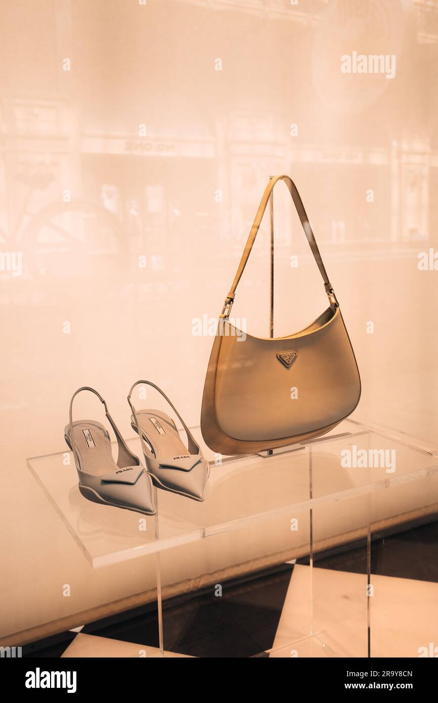 Sac à main et talons de Chanel beige neutre dans la fenêtre d'un magasin de luxe. Chanel est une marque de haute couture fondée par Coco Chanel en 1909 Banque D'Images