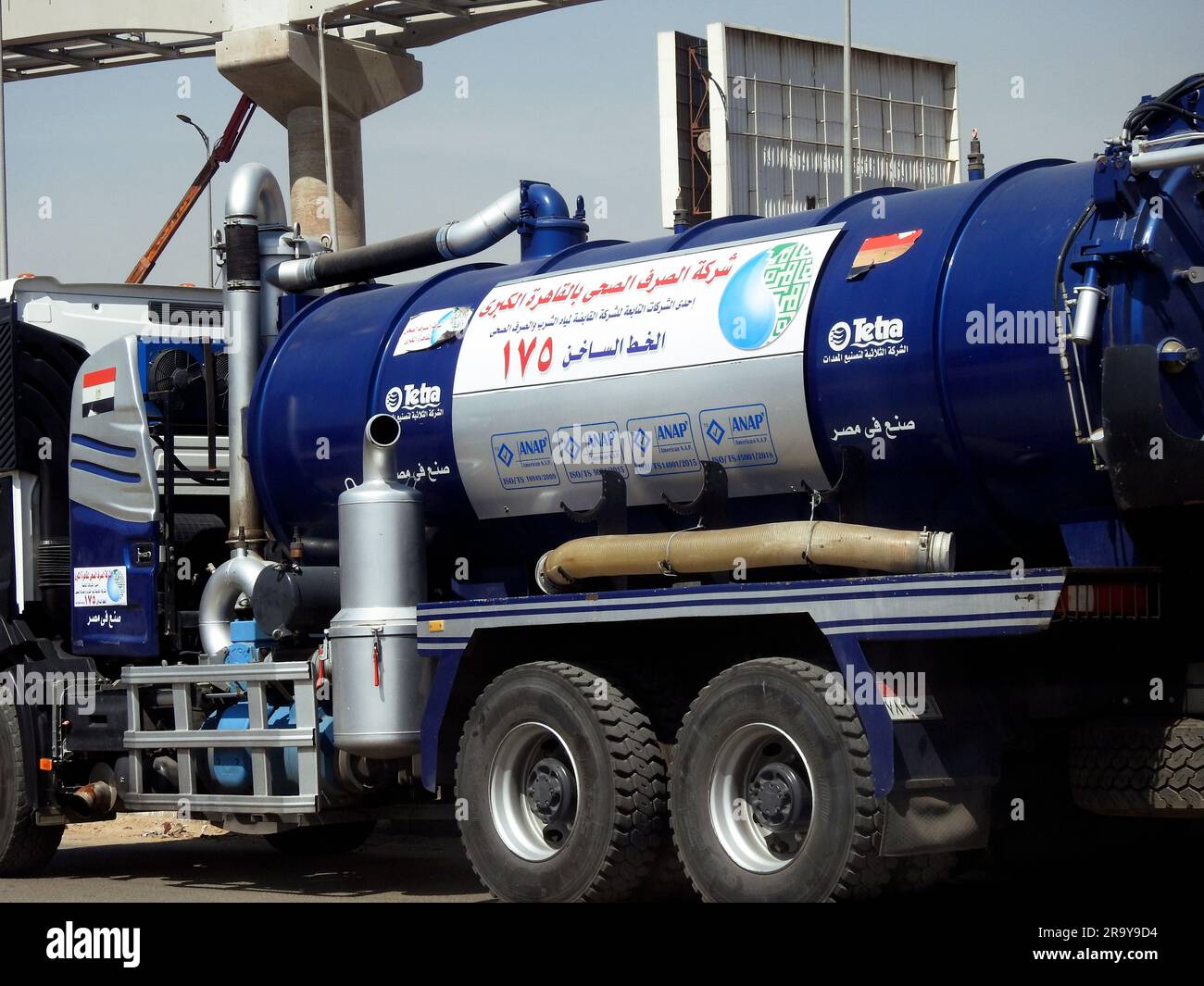 Le Caire, l'Egypte, le 11 juin 2023: Gros camion-citerne, véhicule équipé d'égout de drainage, équipé d'une pompe de drainage, tableau de commande, générateur de moteur Banque D'Images