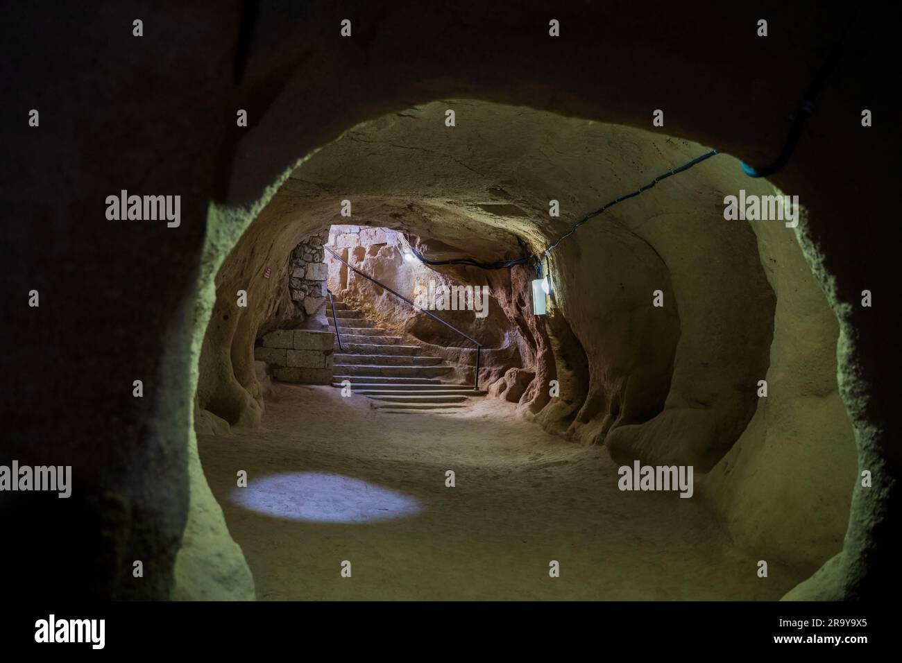 La grotte souterraine de Derinkuyu comme ville dans une ancienne ville de grottes à plusieurs niveaux en Cappadoce, Turquie. La pierre sert de porte dans la vieille ville souterraine Banque D'Images