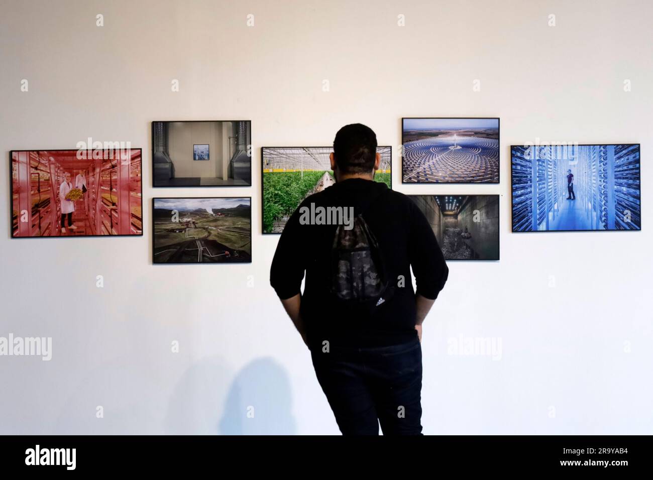 Mexico, Mexique. 28th juin 2023. 28 juin 2023, Mexico, Mexique: Les gens visitent l'exposition de l'édition 2023 de la photo de la presse mondiale avec des thèmes politiques, culturels, d'identité, de migration et de conflits de crise climatique, au Musée Franz Mayer à Mexico. Sur 28 juin 2023 à Mexico, Mexique (photo du Groupe Luis Barron/Eyepix). Crédit : Groupe EYEPIX/Alamy Live News Banque D'Images