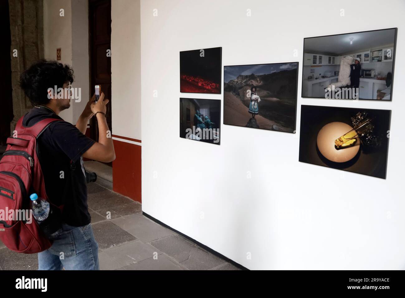 Mexico, Mexique. 28th juin 2023. 28 juin 2023, Mexico, Mexique: Les gens visitent l'exposition de l'édition 2023 de la photo de la presse mondiale avec des thèmes politiques, culturels, d'identité, de migration et de conflits de crise climatique, au Musée Franz Mayer à Mexico. Sur 28 juin 2023 à Mexico, Mexique (photo du Groupe Luis Barron/Eyepix). Crédit : Groupe EYEPIX/Alamy Live News Banque D'Images