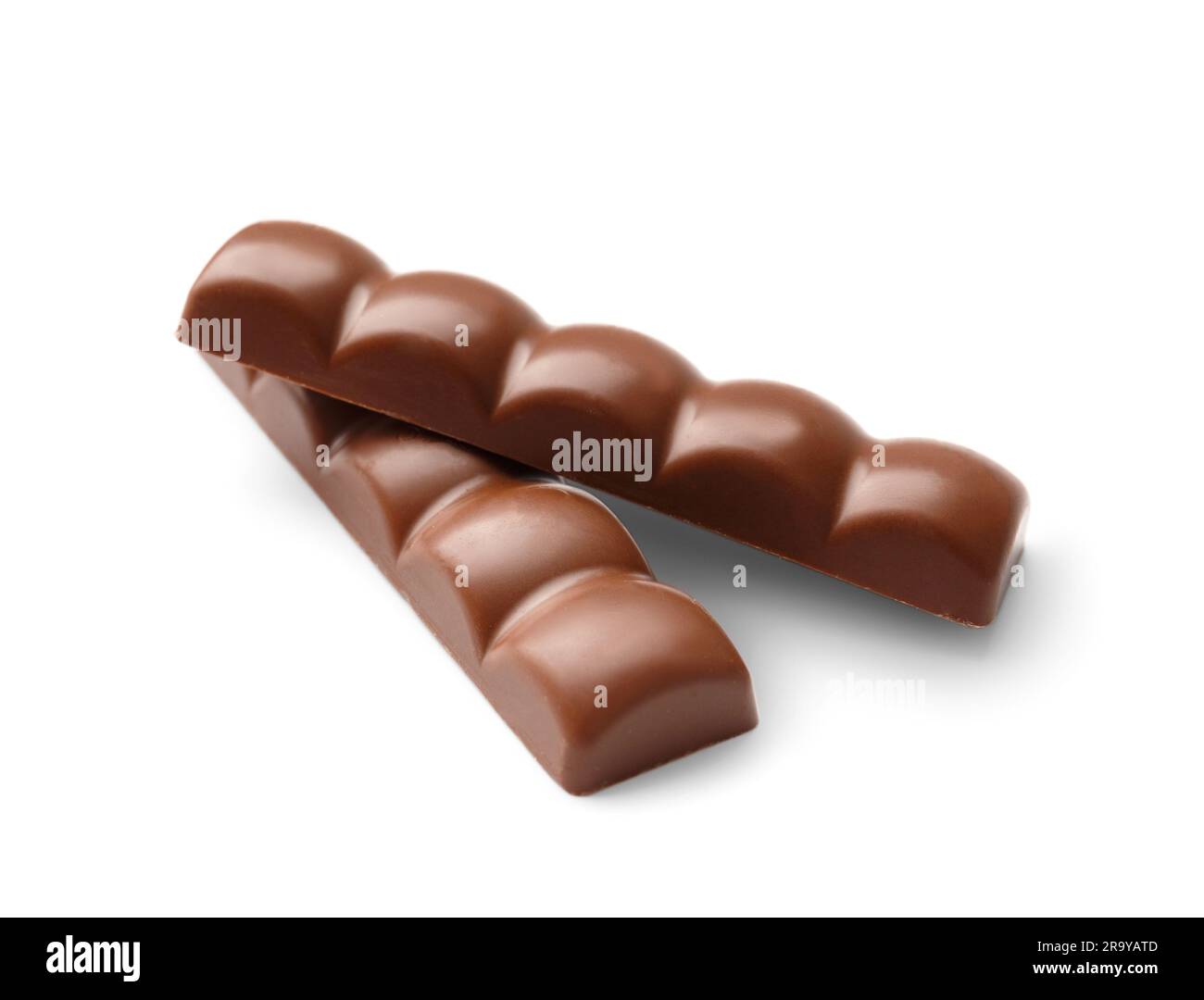 Barres de chocolat sur fond blanc, gros plan. Chocolat poreux et aéré. Banque D'Images
