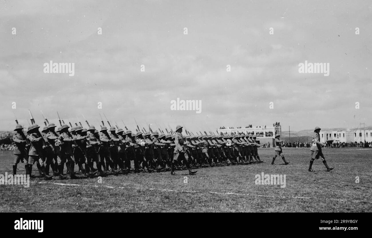 Terrain de parade avec des bâtiments de caserne en arrière-plan. Cette photographie est tirée d'un album de photographies de clichés principalement, c1937, pendant l'occupation de la Palestine par l'armée britannique. La Grande-Bretagne administra la Palestine au nom de la Société des Nations entre 1920 et 1948, période appelée « mandat britannique ». Banque D'Images