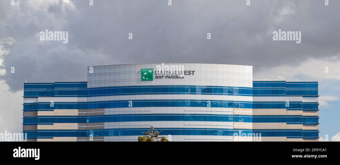 Phoenix, AZ - 16 mars 2023 : Banque du bâtiment BNP Paribas Ouest. BMO a acquis Bank of the West en février 2023. Banque D'Images