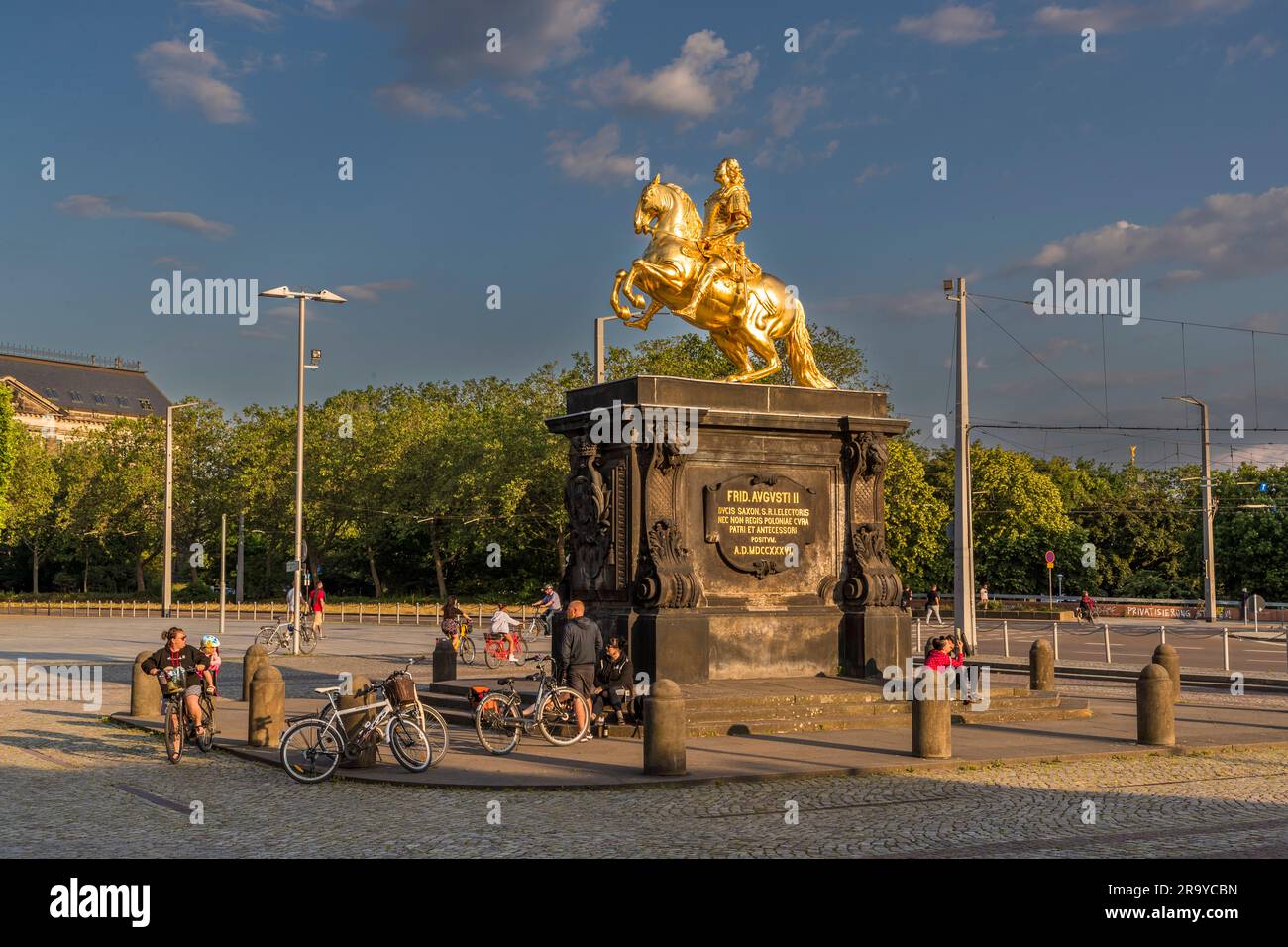 Monument August the Strong, Golden Rider, Neustadt Dresde, entouré de cyclistes et de piétons. Le cavalier d'or est une statue équestre sur le Neustädter Markt à Dresde, en Allemagne. L'électeur saxon représenté et roi polonais Auguste le fort orne également le Stollen de Noël de Dresde comme un sceau de qualité Banque D'Images