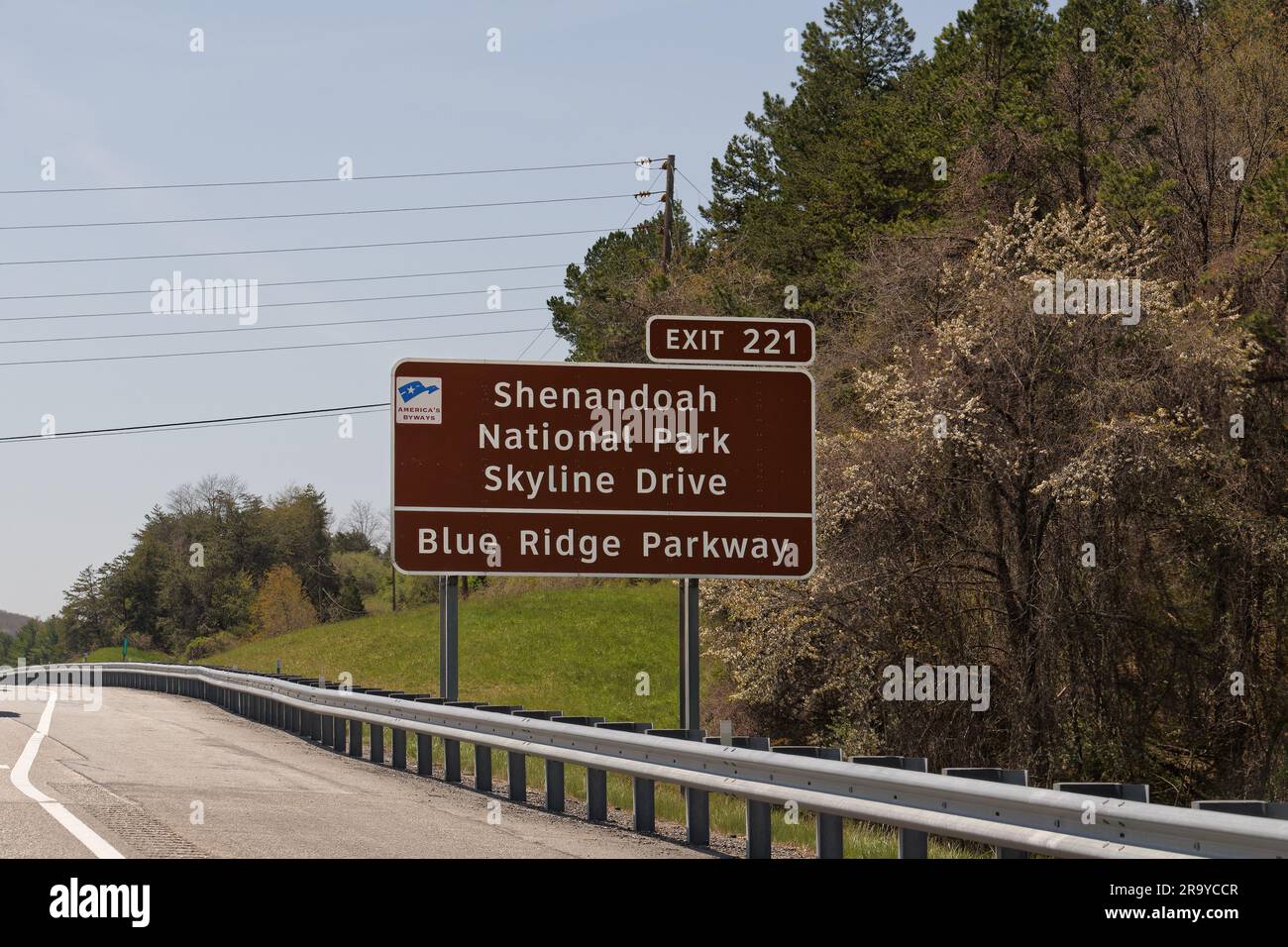 staunton, va - 20 avril 2022 : Interstate 81, sortie 221, panneau pour Shenandoaj National Park Skyline Drive et Blue Ridge Parkway avec logo pour l'Amérique Banque D'Images