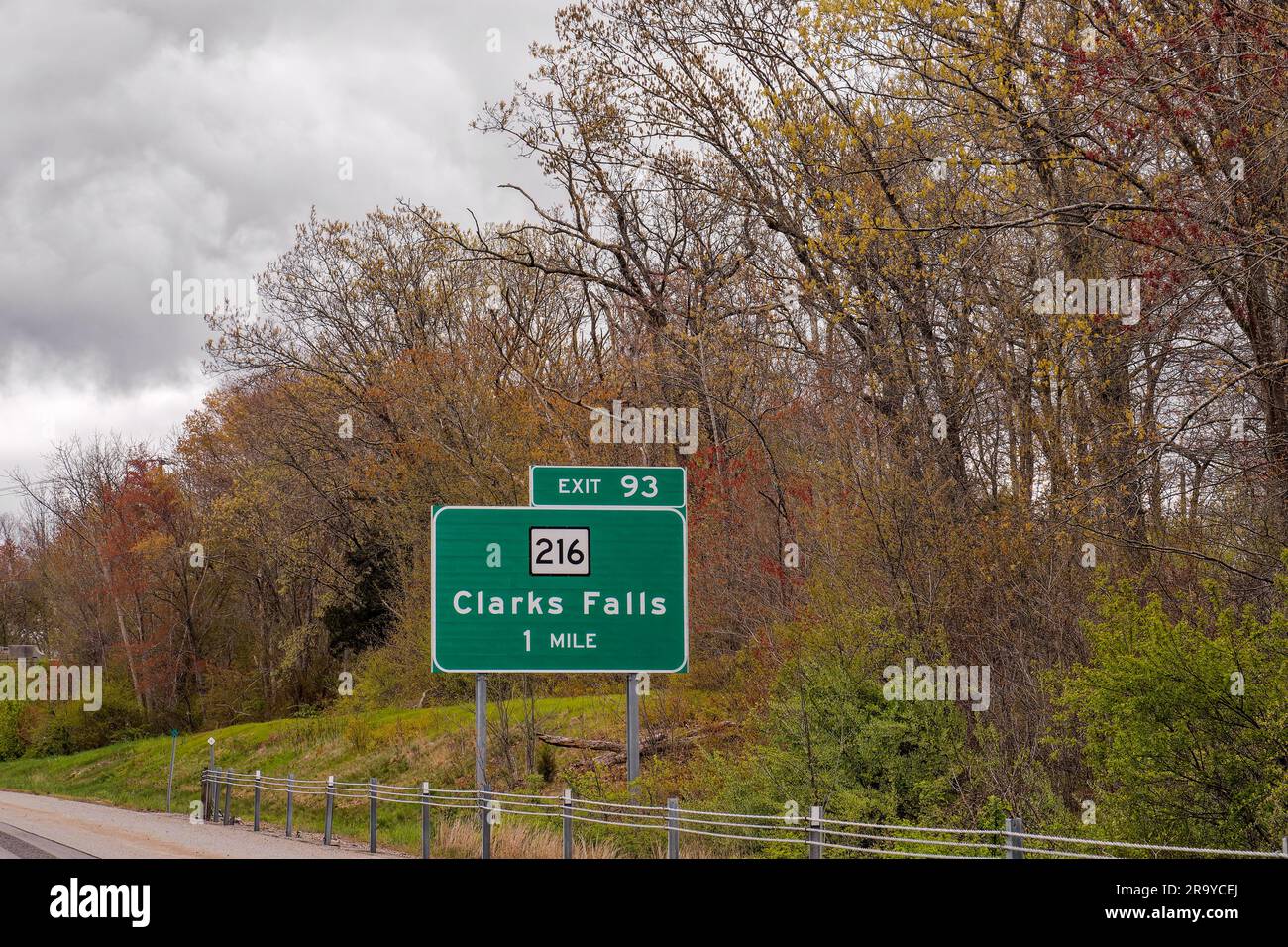 Suivez l'Interstate 95, également appelée Jewish War Veterans Memorial Hwy, pour prendre la sortie 93 vers la route 216 et Clarks Falls Banque D'Images
