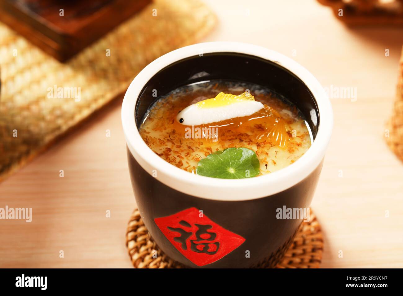 Yumcha, dim sum, doufuhua, doufunao, laodoufu, tofu pudding, Soja pudding,Traduction : '福' signifie bonne fortune. Banque D'Images