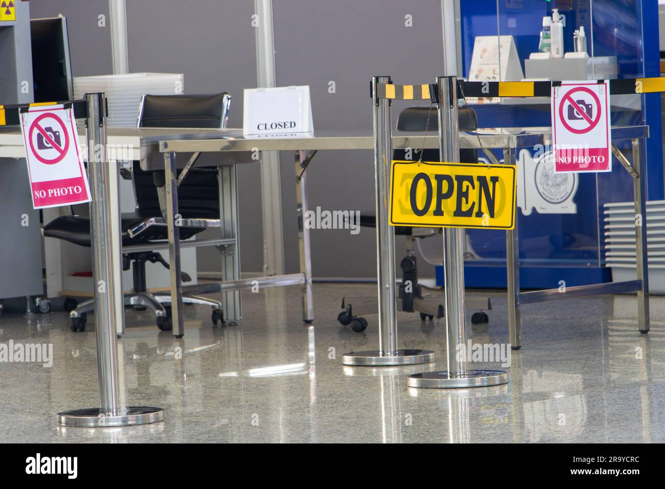 Entrée au contrôle des passagers avec interdiction de prendre des photos dans le hall de l'aéroport Banque D'Images