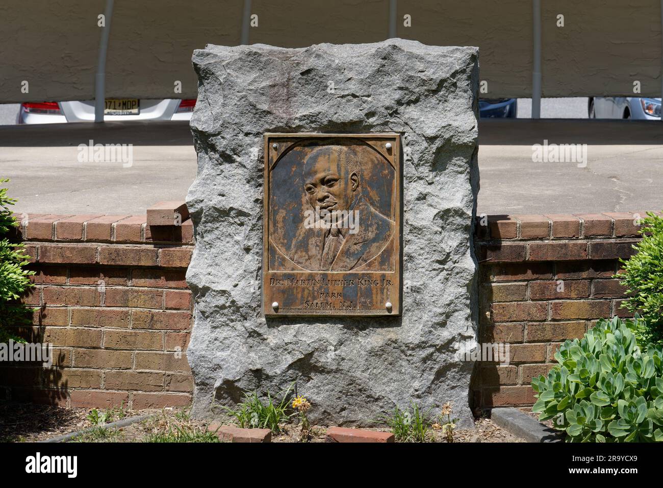 Salem, NJ - 26 mai 2023 : Martin Luther King Jr Memorial Park, à l'angle de Market Street et West Broadway, a une plaque de bronze Banque D'Images