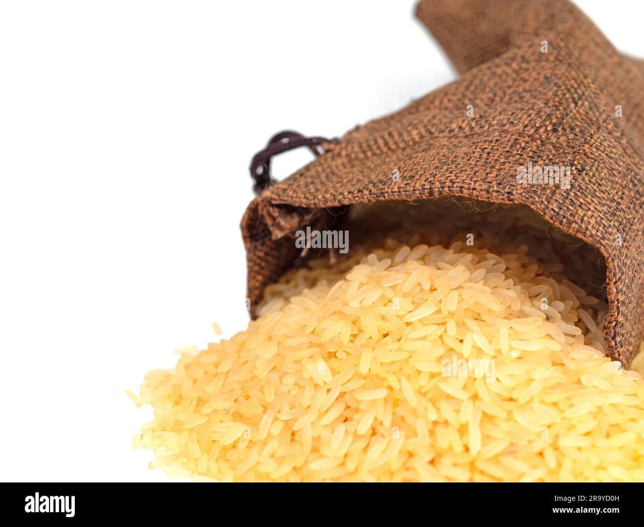 Grains de riz en jute sac sur fond blanc Banque D'Images
