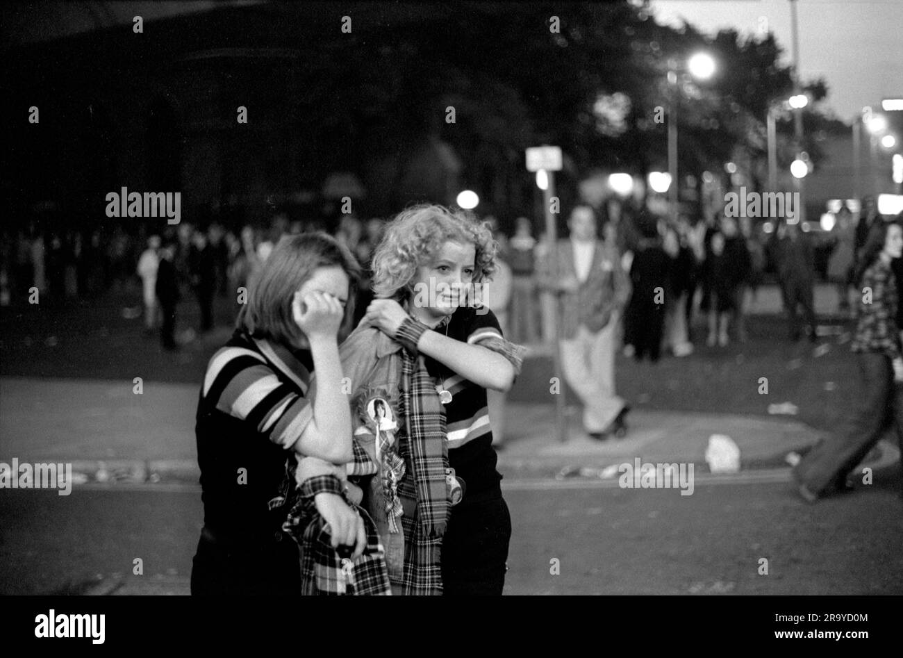 Les fans de Bay City Roller à l'extérieur de Hammersmith Odeon, après le concert en soirée. Pleurer avec émotion. Ils portent le tartan de Bay City Roller. Hammersmith, Londres, Angleterre vers 1975. Banque D'Images