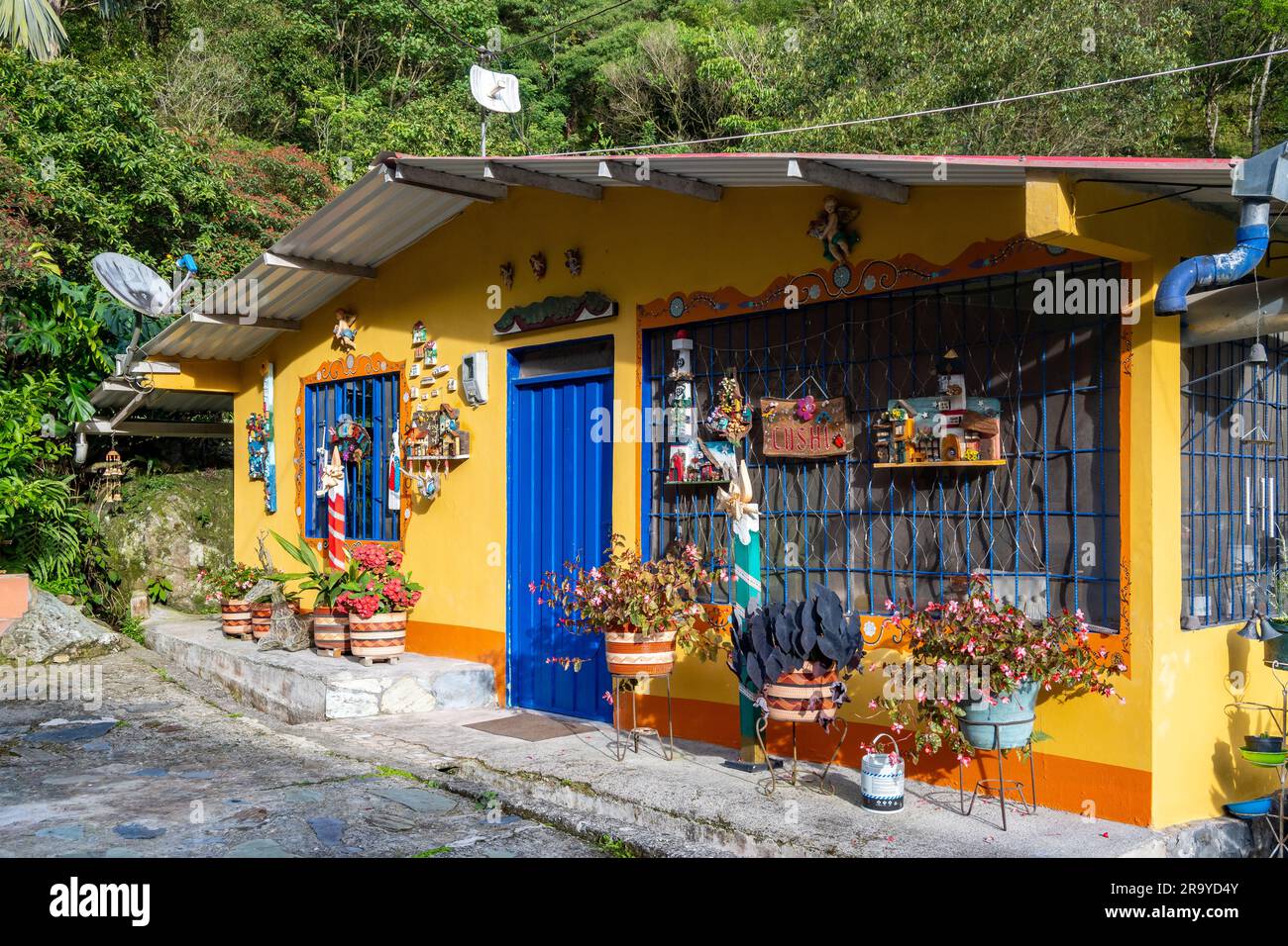 Une maison avec des peintures et des décorations colorées. Colombie, Amérique du Sud. Banque D'Images