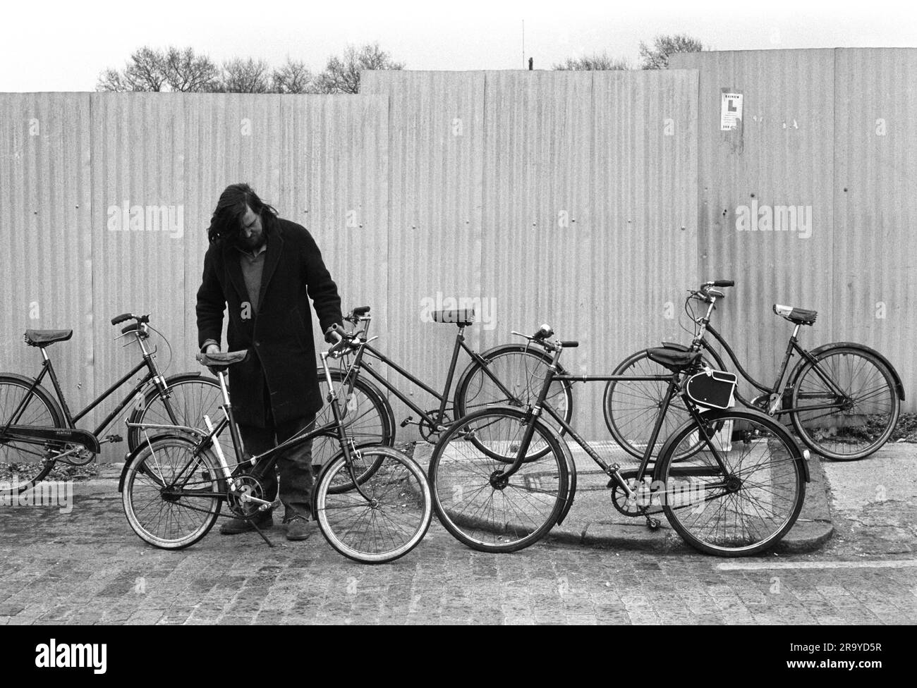 Chilton Street Market Tower Hamlets près de Brick Lane. C'est un marché de vélos à pédales usagés le dimanche matin. Tower Hamlets, Londres, Angleterre vers 1974. ANNÉES 1970 ROYAUME-UNI HOMER SYKES Banque D'Images