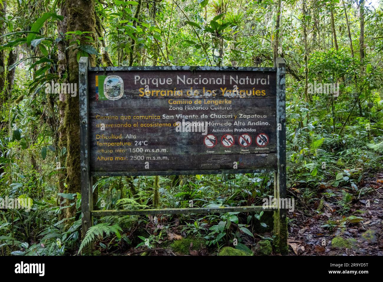 Panneau de signalisation et d'information de Serranía de Los Yariguíes Parque Nacional Natural. Colombie, Amérique du Sud. Banque D'Images