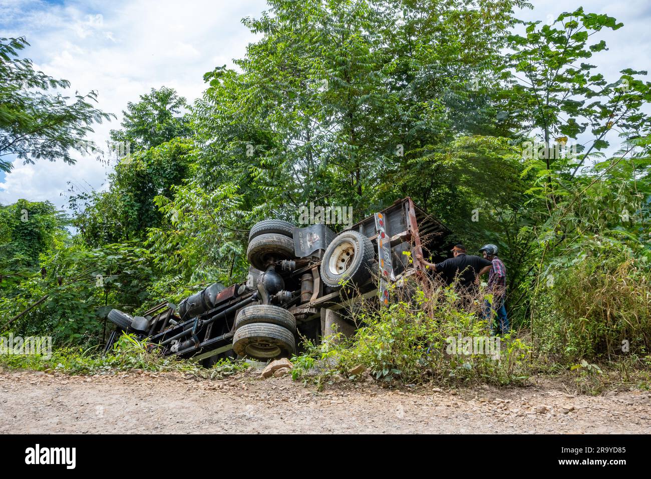 Un camion s'est retourné sur le côté de la route en cas d'accident. Colombie, Amérique du Sud.TRAFFIC Banque D'Images