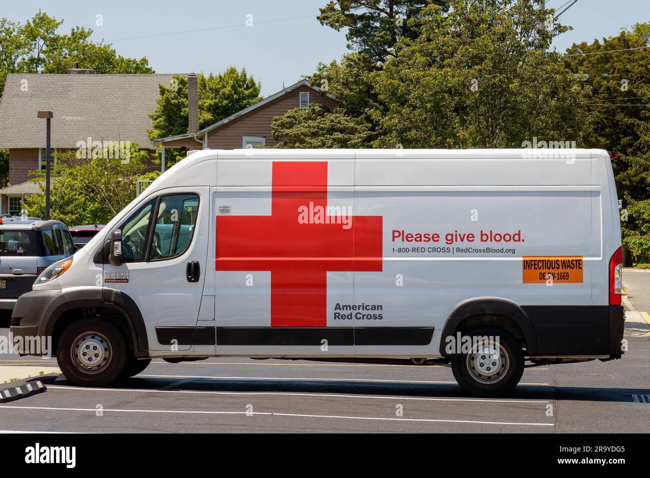 Cape May court House, NJ - 25 mai 2023 : véhicule de la Croix-Rouge américaine avec « Veuillez donner du sang ». sur le côté et sur l'affiche relative aux déchets infectieux Banque D'Images