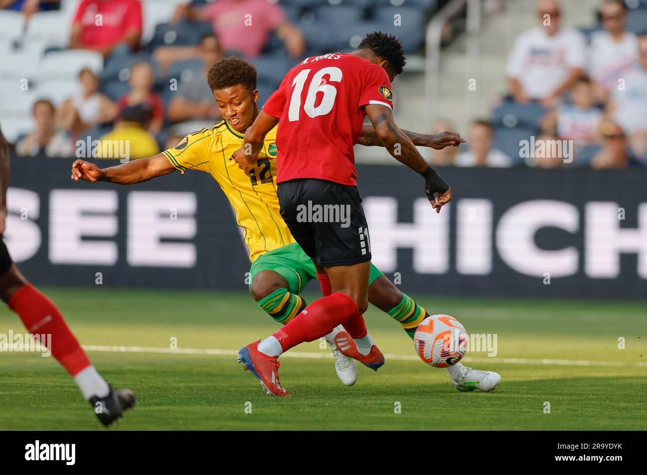 St. Louis, Missouri. Les Etats-Unis; le défenseur de Trinité-et-Tobago Alvin Jones (16) et la Jamaïque avant Demarai Gray (12) rivalisent pour le ballon libre lors d'un CONCACAF Gold Banque D'Images