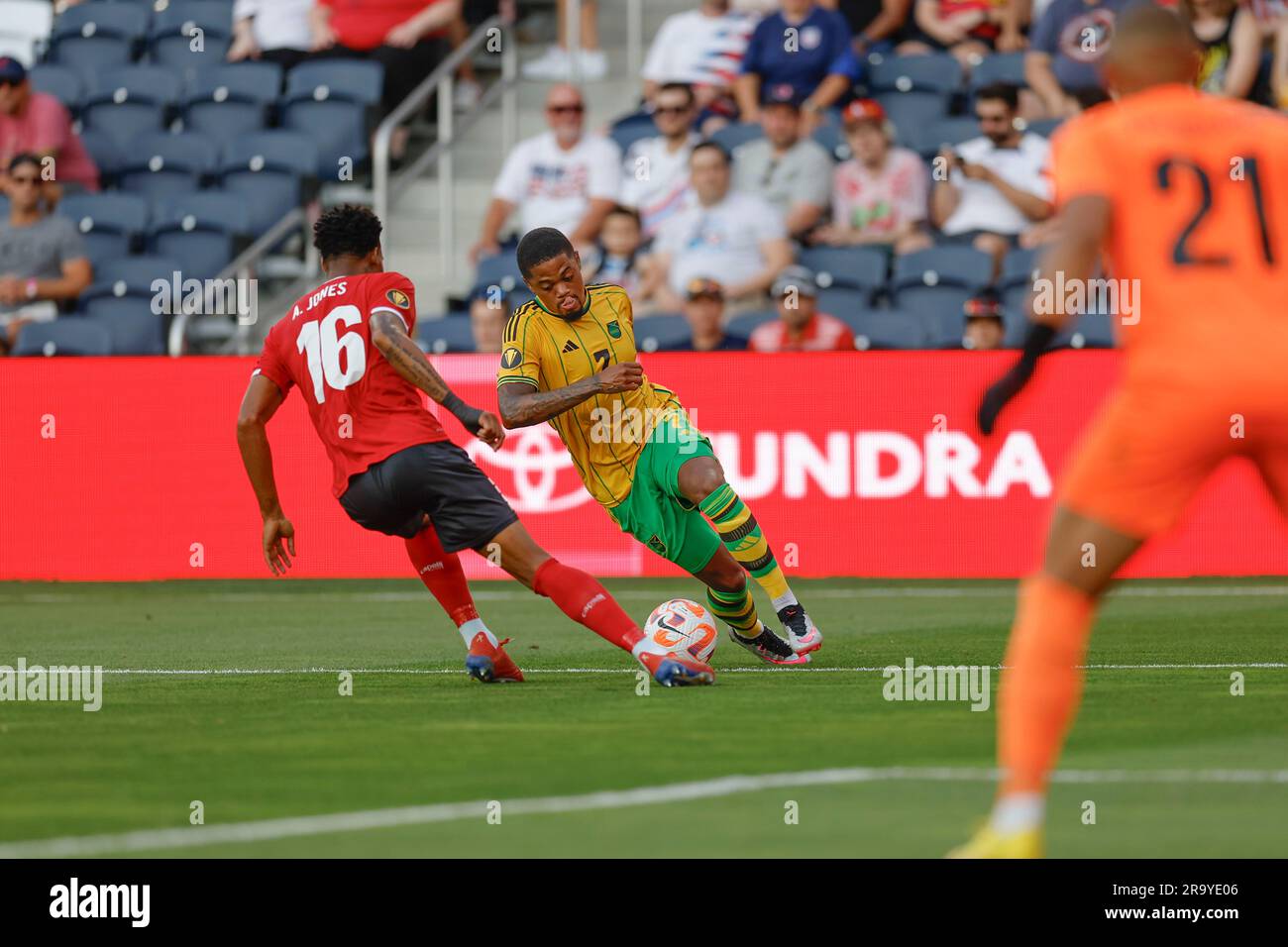 St. Louis, Missouri. Etats-Unis; le défenseur de la Jamaïque Dexter Lembikisa (2) dribble le ballon sur le terrain tout en étant défendu par le défenseur de la Trinité-et-Tobago Alvin Jones (1 Banque D'Images