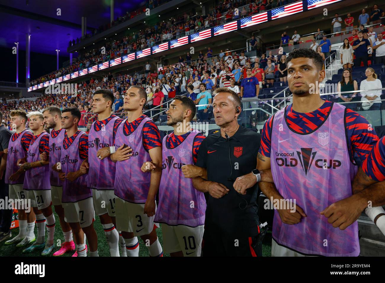 St. Louis, Missouri. USA; Team USA remplace debout et chantant l'hymne national lors d'un match de la coupe d'or de la CONCACAF contre Saint-Kitts-et-Nevis sur nous Banque D'Images