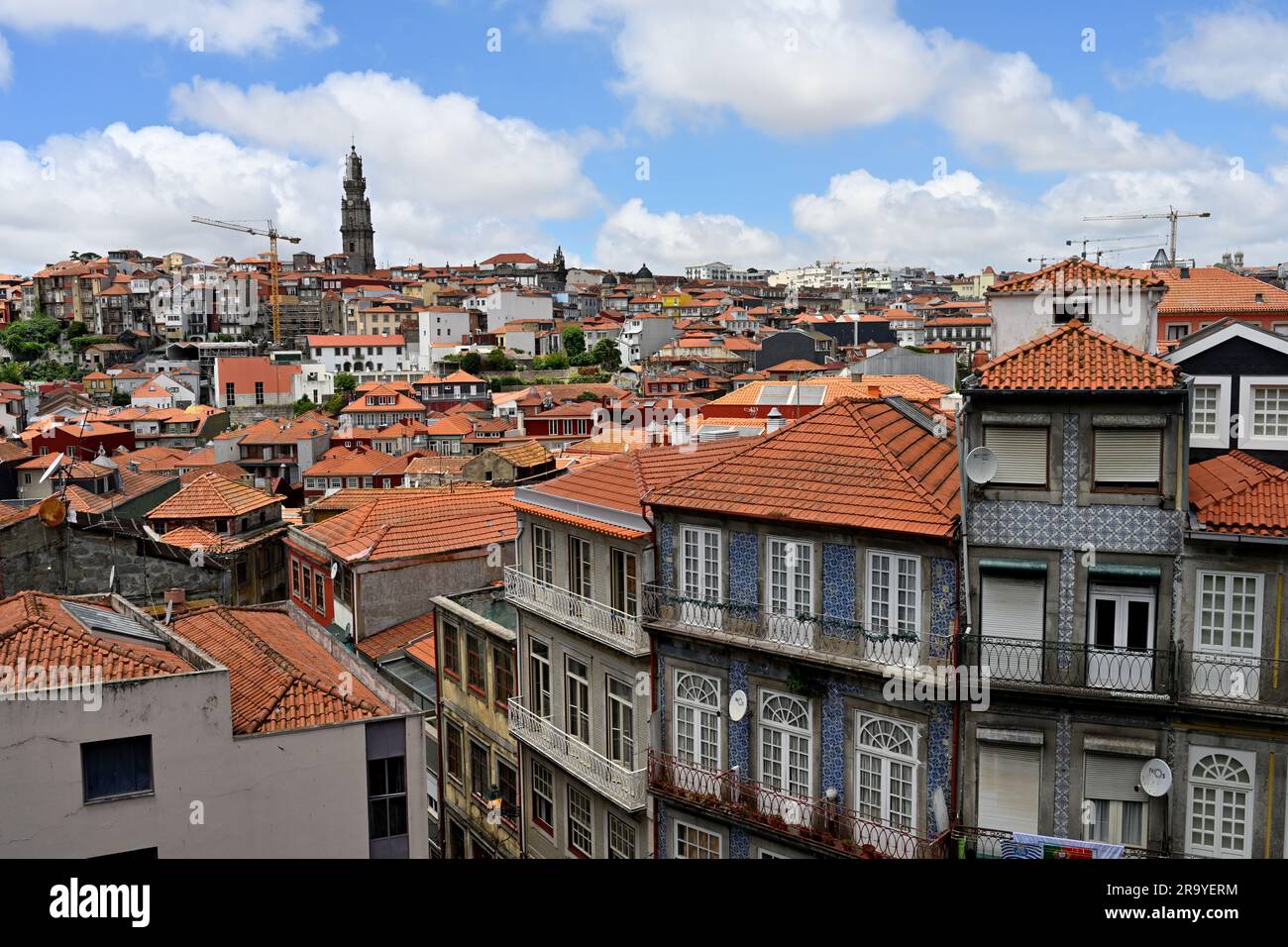 Vue sur Porto, Portugal, toits carrelés et quelques murs carrelés Banque D'Images