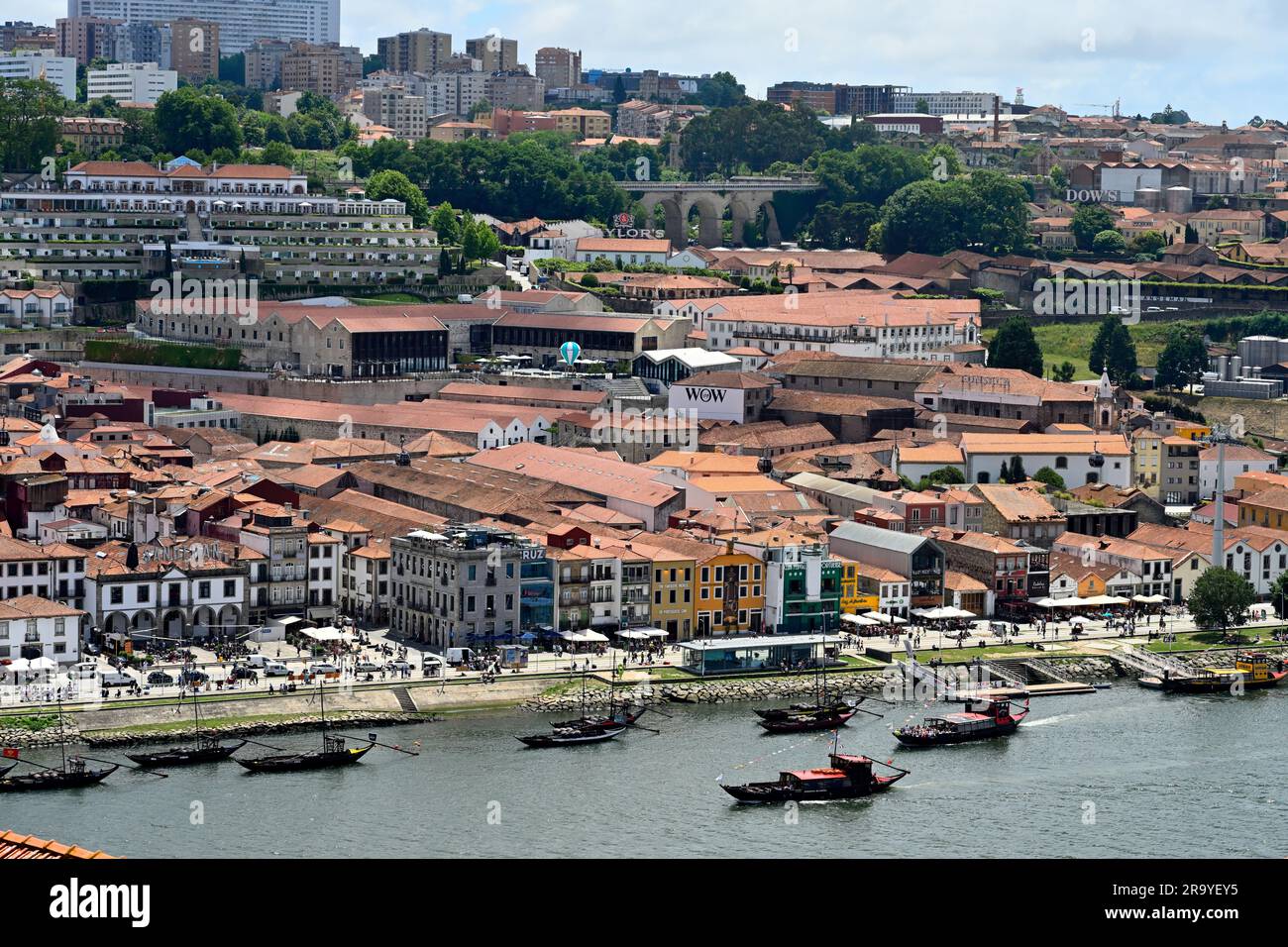 Vue sur Porto, Portugal, avec toits carrelés et bateaux rabelo traditionnels sur le Douro Banque D'Images