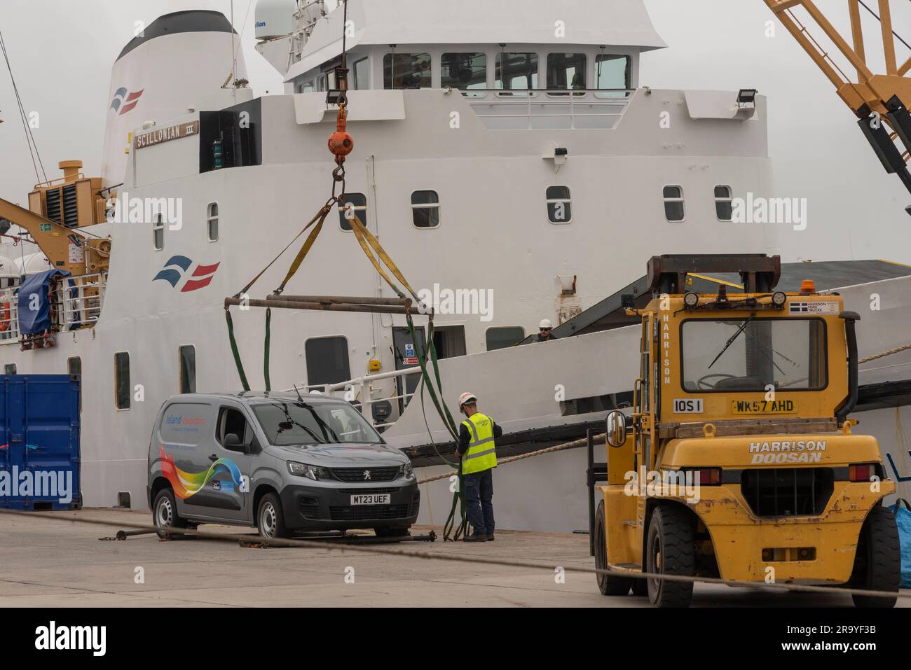 Hugh Town, St Marys, Îles Scilly, Royaume-Uni. 10 juin 2023. Un véhicule utilitaire est déchargé par grue du pont avant du ferry MV Scillonian III Banque D'Images