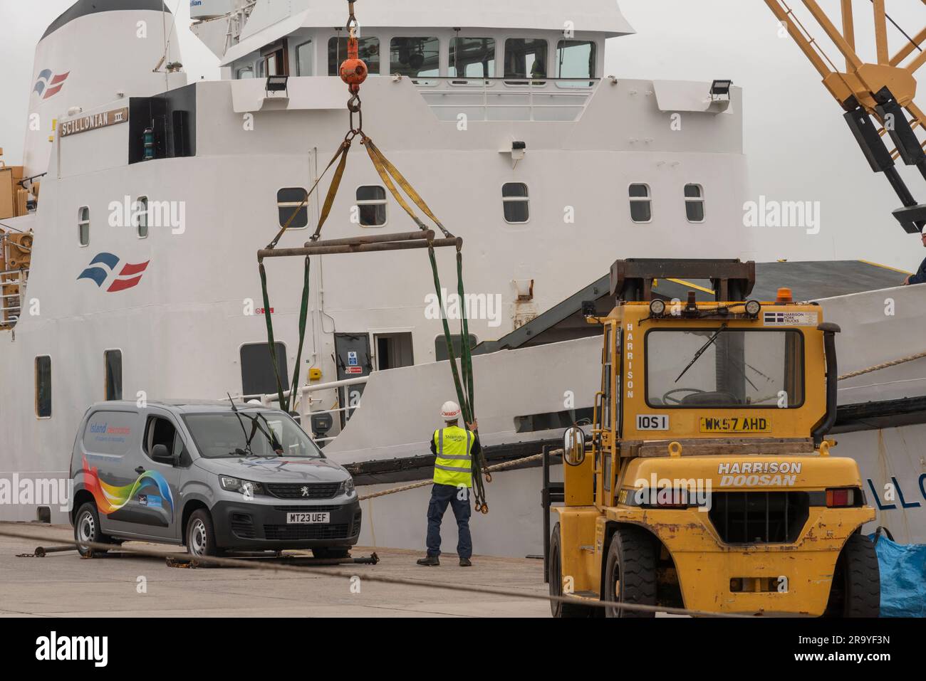 Hugh Town, St Marys, Îles Scilly, Royaume-Uni. 10 juin 2023. Un véhicule utilitaire est déchargé par grue du pont avant du ferry MV Scillonian III Banque D'Images