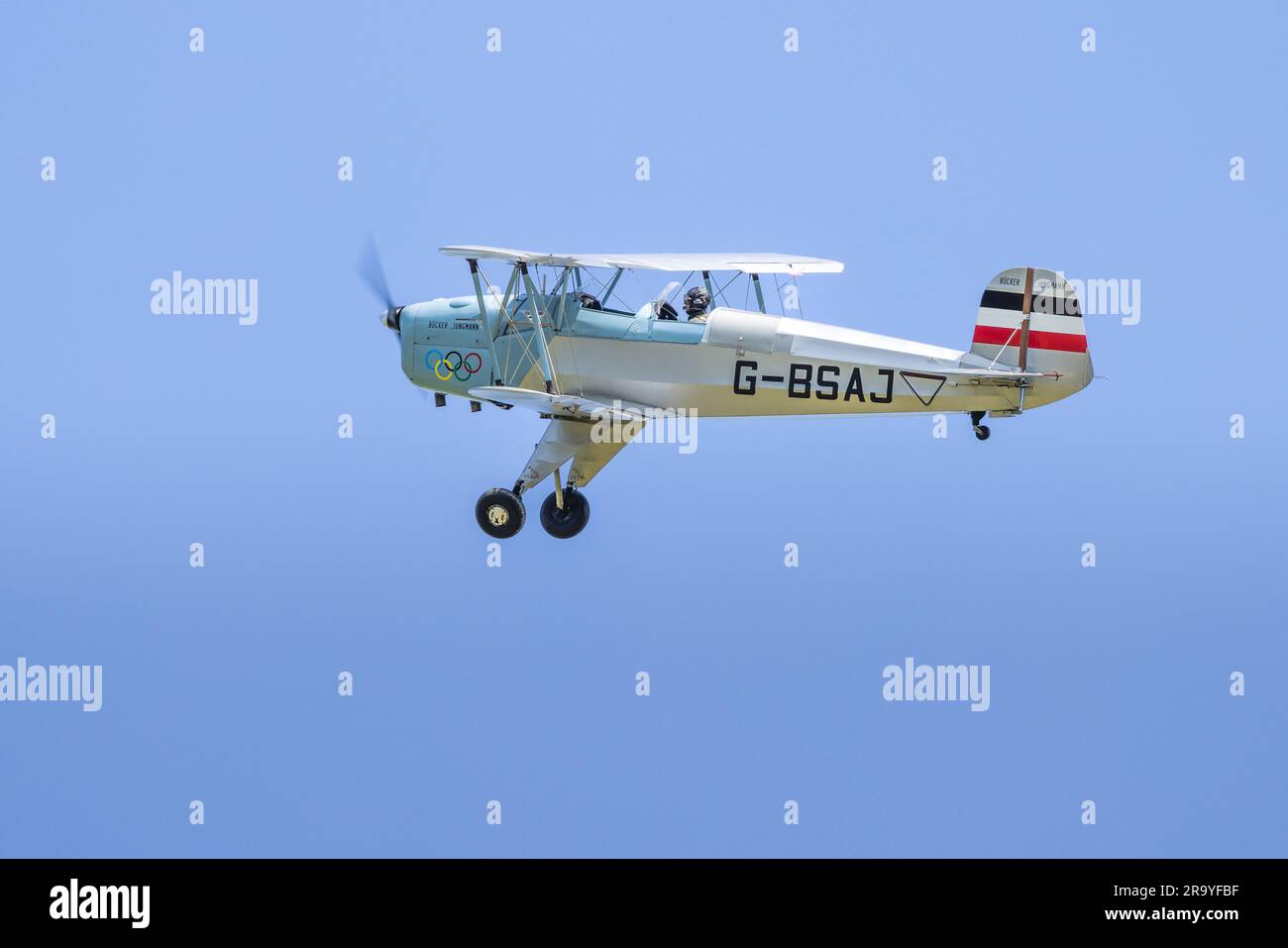 Bücher Jungmann G-BSAJ avec le jeu de couleurs des Jeux Olympiques de Berlin 1936, en avion au salon de l'aéronautique autour du monde qui s'est tenu à Shuttleworth le 4th juin 2023. Banque D'Images