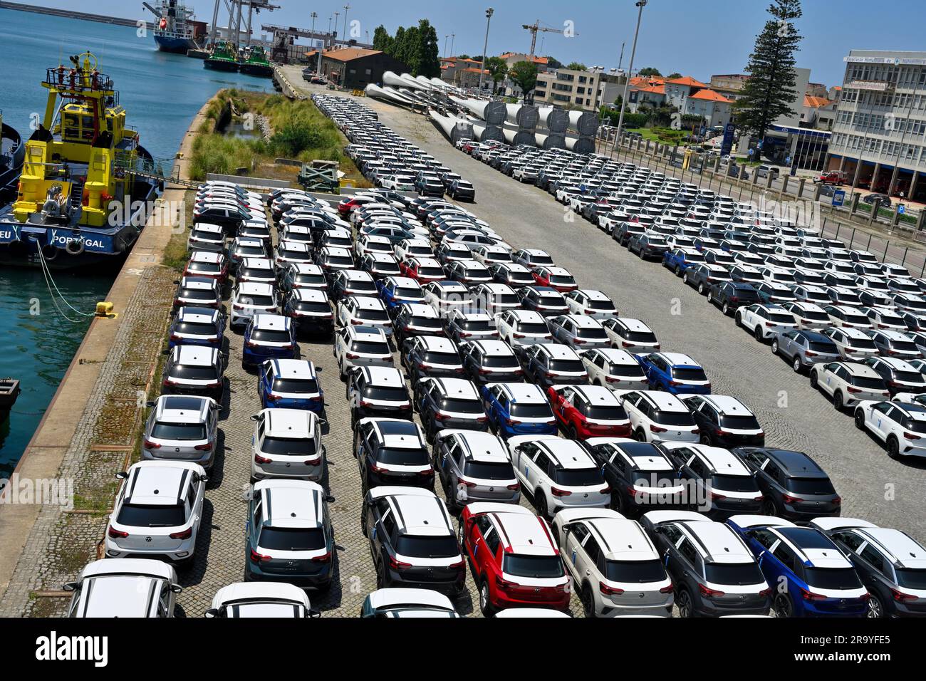 Quai commercial avec voitures importées (VW T-Roc) et pales d'éoliennes sur le quai, Porto (Portugal) Banque D'Images