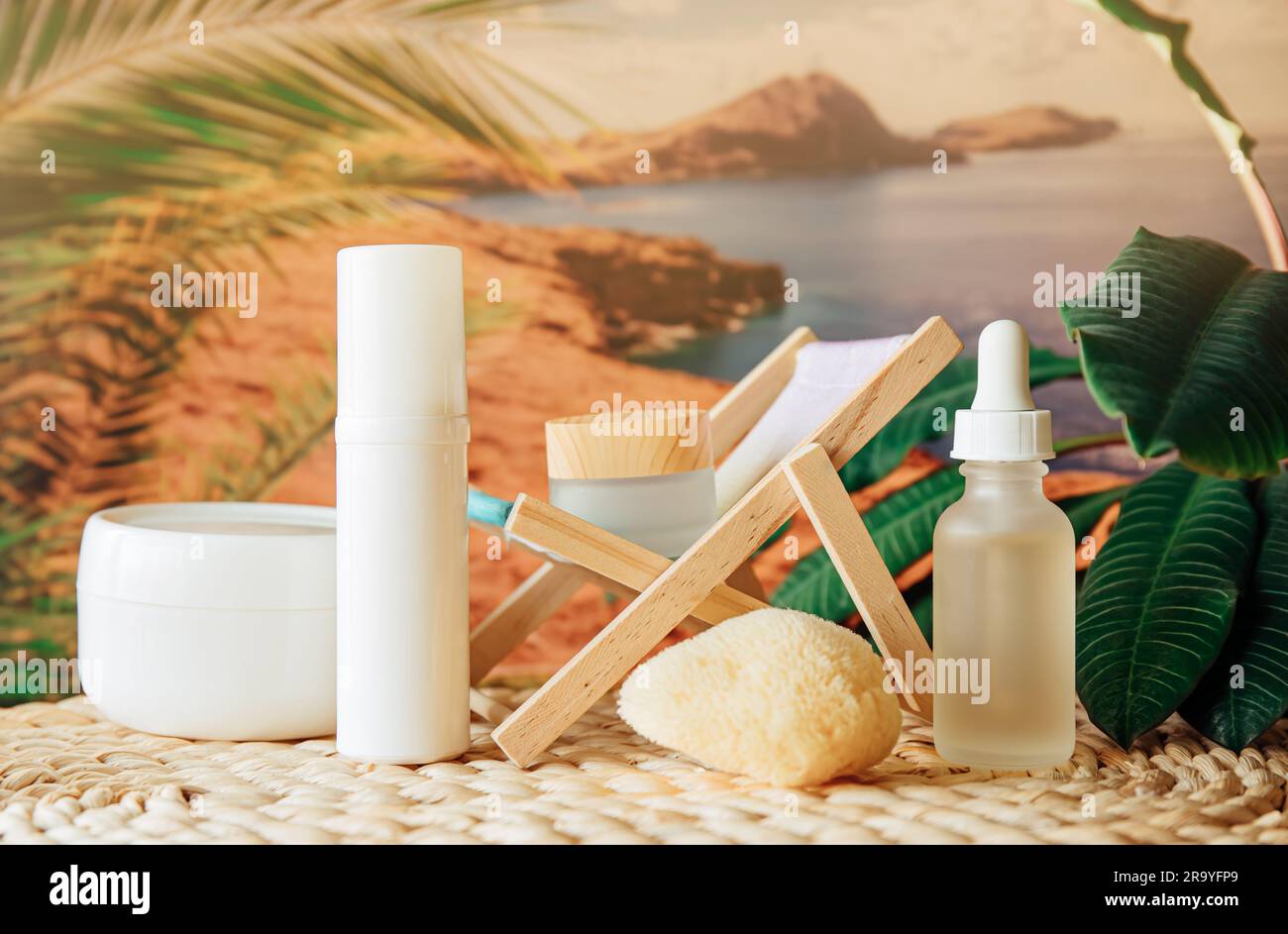 Diverses bouteilles de pots de produits de beauté blancs génériques sur fond de vacances tropicales. Soins de la peau et du corps pendant le concept de vacances. Banque D'Images