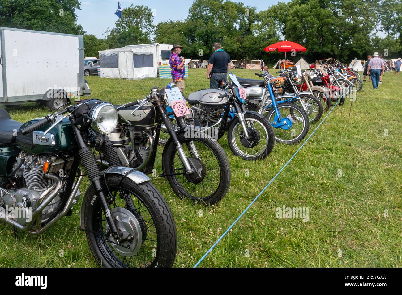 Dene Rally Steam and vintage show, 10th anniversaire du rallye en juin 2023, Hampshire, Angleterre, Royaume-Uni. Rangée de motos d'époque Banque D'Images