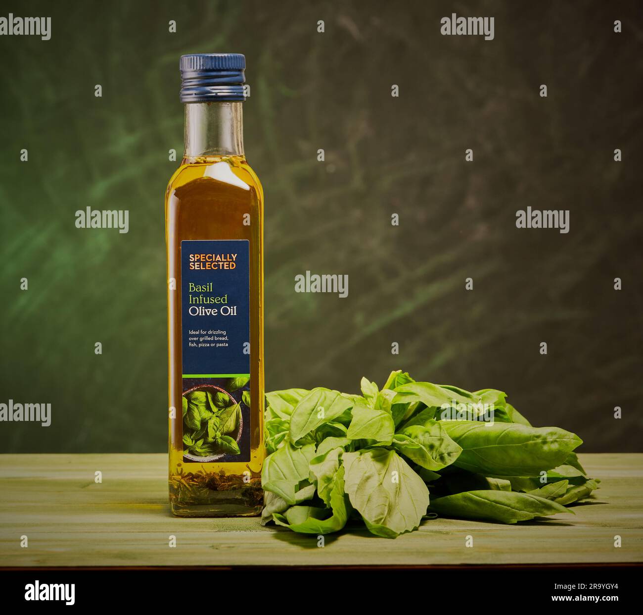 Mansfield,Nottingham,Royaume-Uni,29th juin 2023:image d'un produit studio d'une bouteille de Basil spécialement sélectionné Infused Olive par magasins Aldi. Banque D'Images