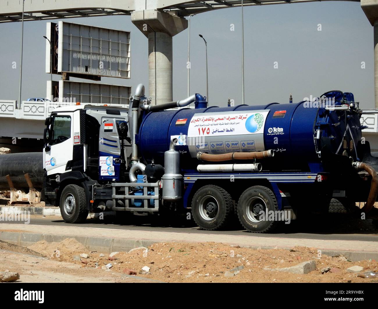 Le Caire, l'Egypte, le 11 juin 2023: Gros camion-citerne, véhicule équipé d'égout de drainage, équipé d'une pompe de drainage, tableau de commande, générateur de moteur Banque D'Images