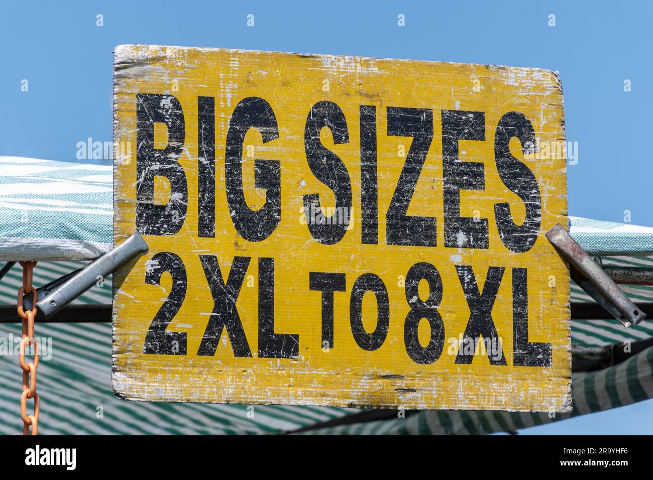 Affiche sur le marché pour la vente de vêtements « grandes tailles 2XL à 8XL » Banque D'Images