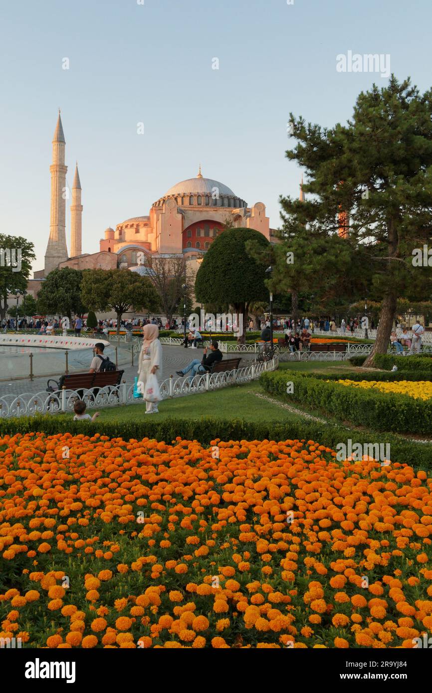Touristes dans les jardins avec la mosquée Hagia Sophia derrière, quartier Sultanahmet, Istanbul, Turquie Banque D'Images